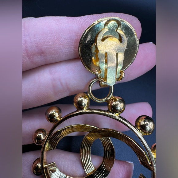 LOT 1466 24K gold plated CHANEL vintage runway earrings - Picture 13 of 17